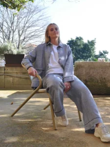 Lækre løse bukser fra Amoode på en blond pige